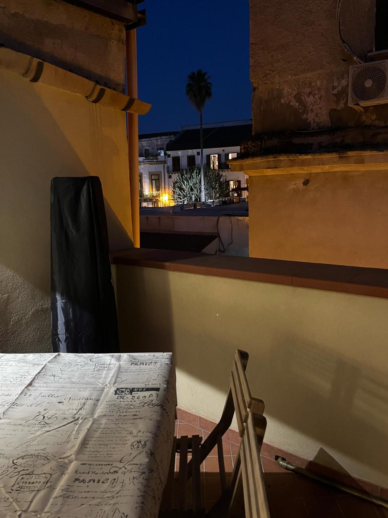 Maquedino Holiday Home & Terrace - Cozy Central Loft Palermo Esterno foto